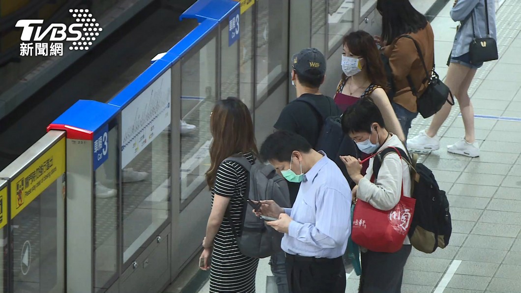 新冠輕症有望免隔離　指揮中心最快今日宣布