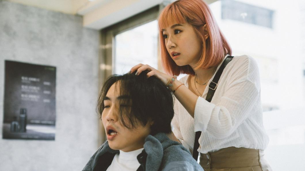 小女兒方志友飾演髮型師阿玲,染粉紅髮當洗頭小妹。(圖/威視提供)