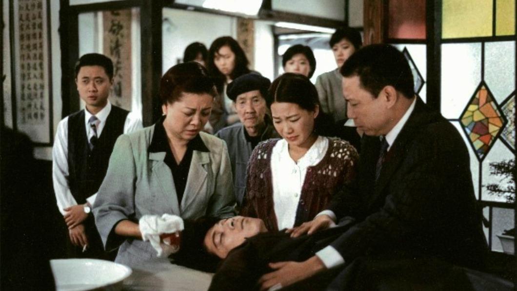 邰智源(左1)曾在《悲情城市》演圍事小弟。(圖/牽猴子提供)