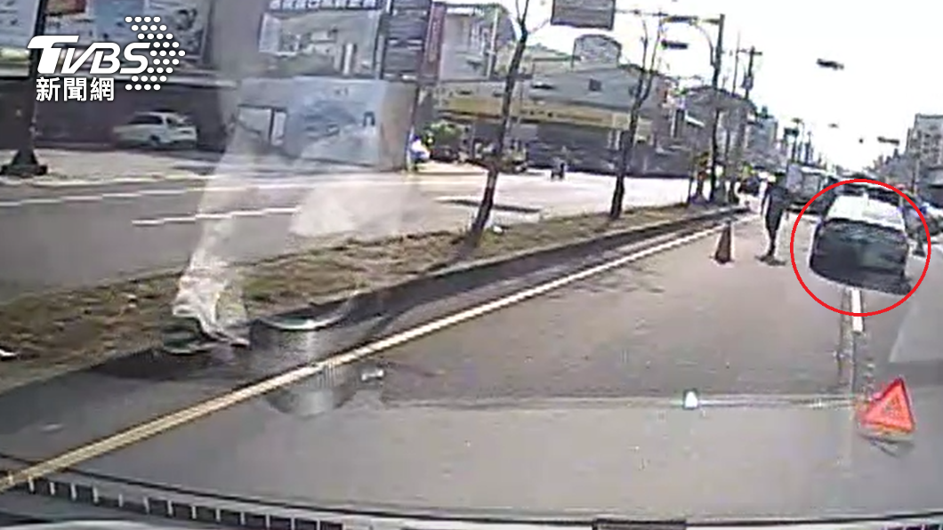 暖心駕駛幫忙擋車。（圖／TVBS）