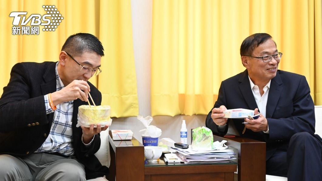 謝國樑（左）與「TVBS信望愛永續基金會」新任副董事長黃宗仁（右）。（圖／TVBS）