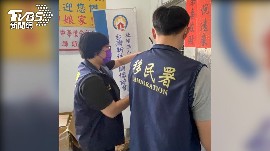 移民官宣導擴大自行到案專案。（圖／TVBS）