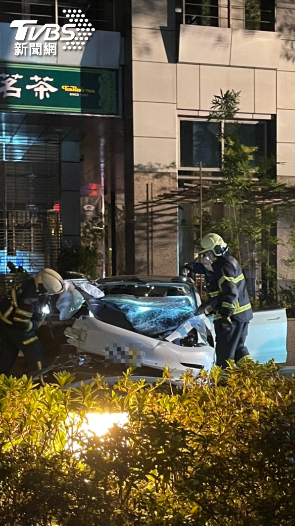 副駕駛座男子傷勢最為嚴重,第一時間失去呼吸心跳,搶救後恢復意識仍昏迷。(圖/TVBS)
