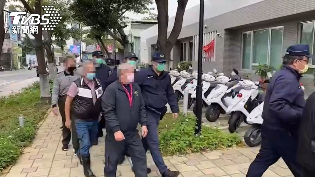 警方將6名賭客帶回偵辦。（圖／TVBS）