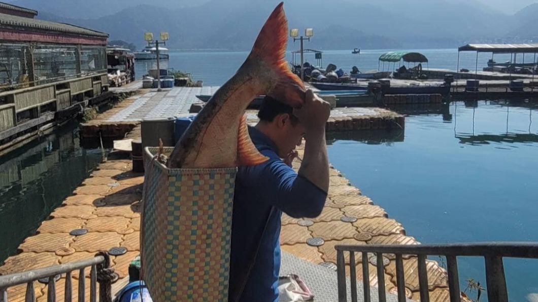 釣客在日月潭捕獲巨魚。(圖/翻攝自日月潭一等高臉書)