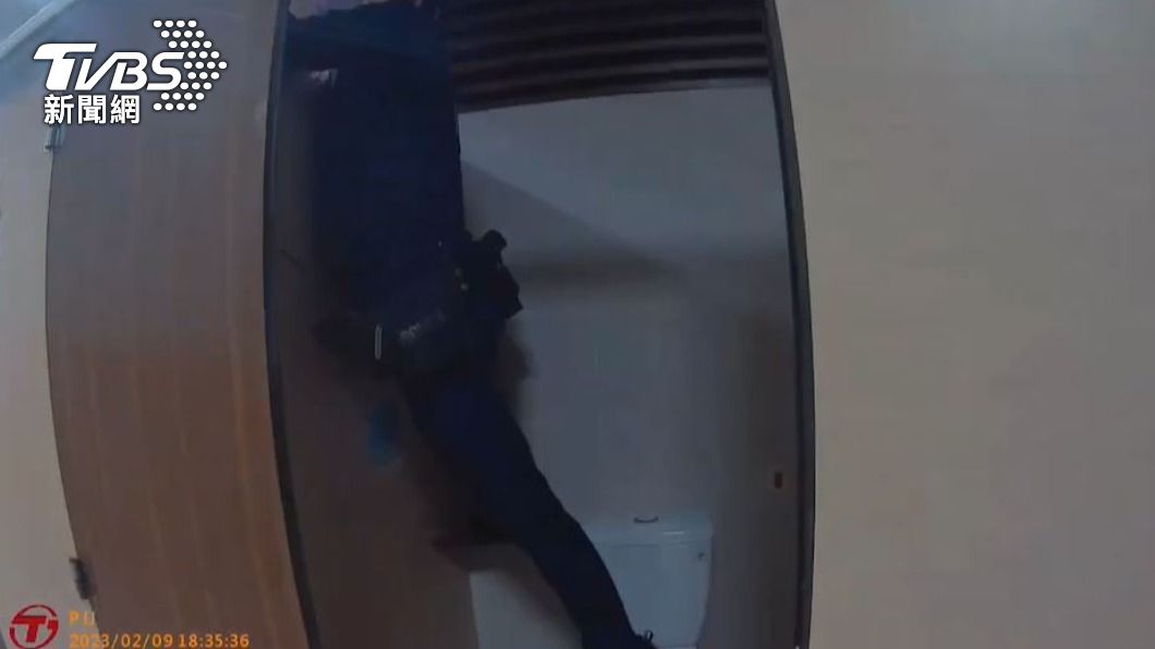 員警從隔壁廁間爬上後，拿椅子給女童讓她墊高，藉此將人抱出。（圖／TVBS）