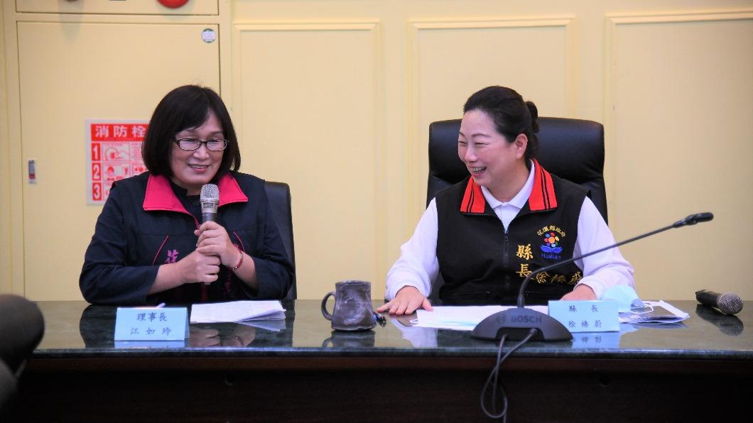 徐縣長表示,每個婦女姊妹都提供社會穩定向前的力量,感謝江理事長及會員們的善心義舉。(圖/花蓮縣政府提供)
