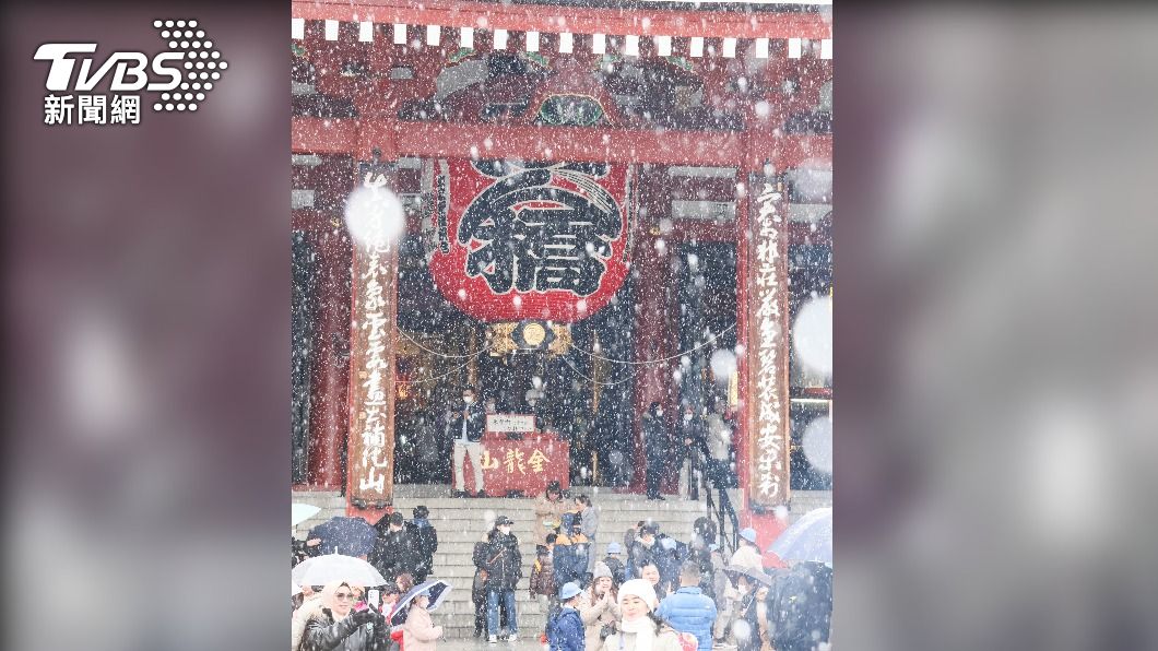 東京著名的觀光景點淺草寺也大雪紛飛。（圖／達志影像美聯社）