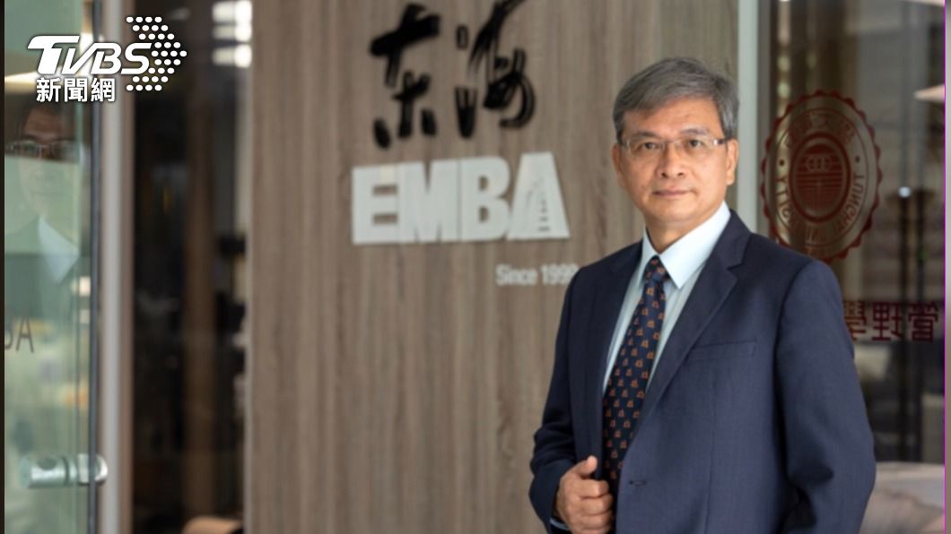 EMBA 許恩得主任(左)積極推動DPC計畫,打造全球最佳EMBA。