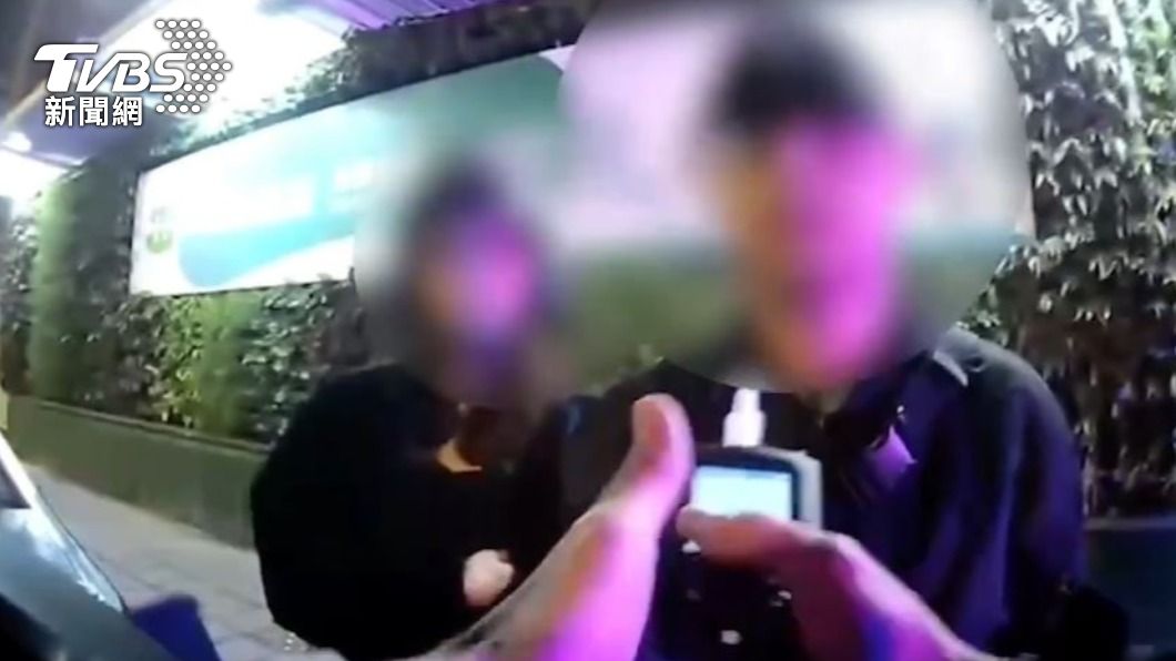 想耍帥QQ了!喝2杯說沒事 騎士酒駕送女友回家被警攔