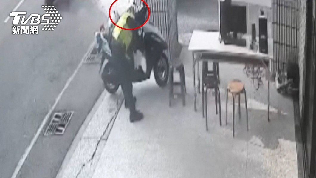 鳥也知道找波麗士!警處理車禍 迷途鸚鵡站肩膀不肯飛