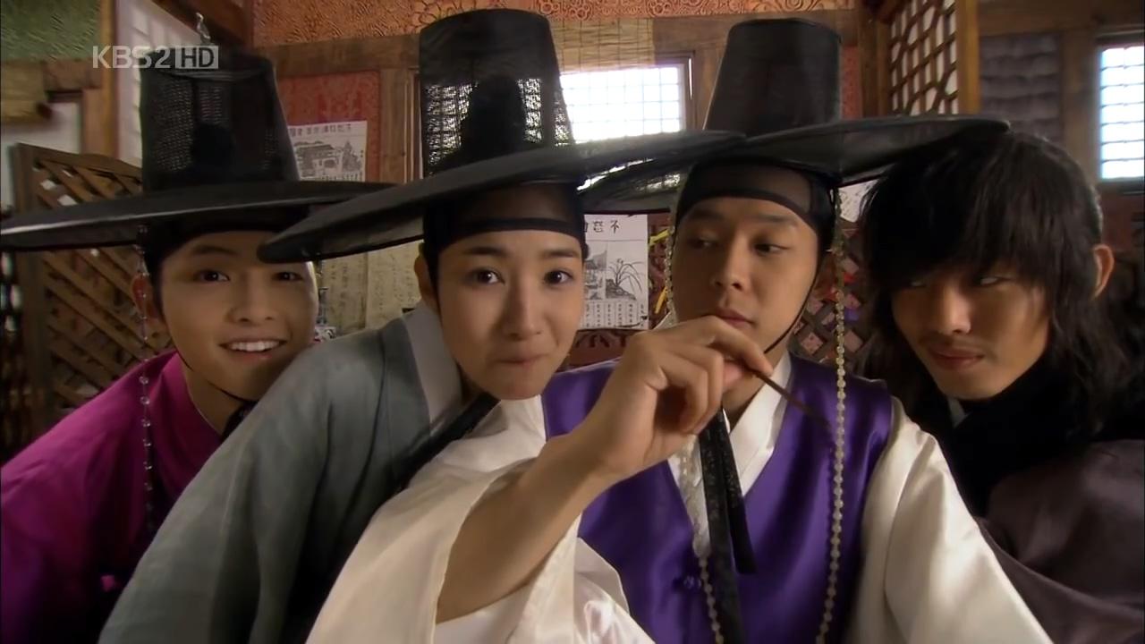 左起宋仲基、朴敏英、朴有天與劉亞仁飾演「才俊四人幫」。(圖/翻攝自KBS FB)