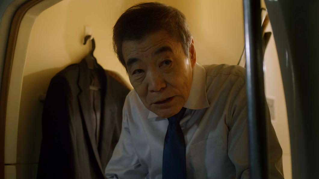 柄本明用日語自顧自地碎念自己年輕時為了工作忽視家人，導致與女兒的關係不睦。（圖／天馬行空提供）