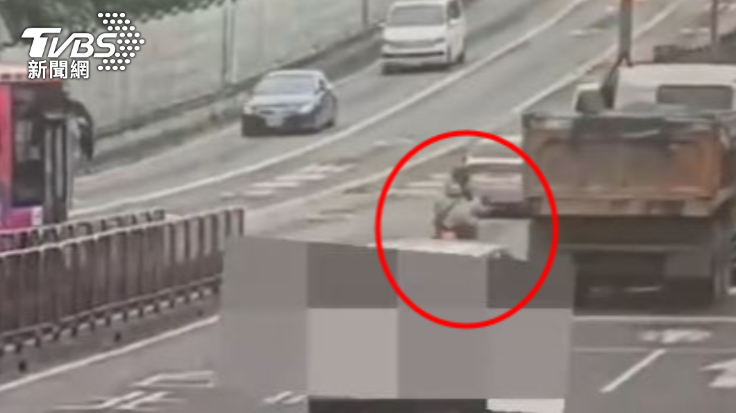 女騎士當時疑似路況不熟想超車,不慎自撞橋墩。(圖/TVBS)