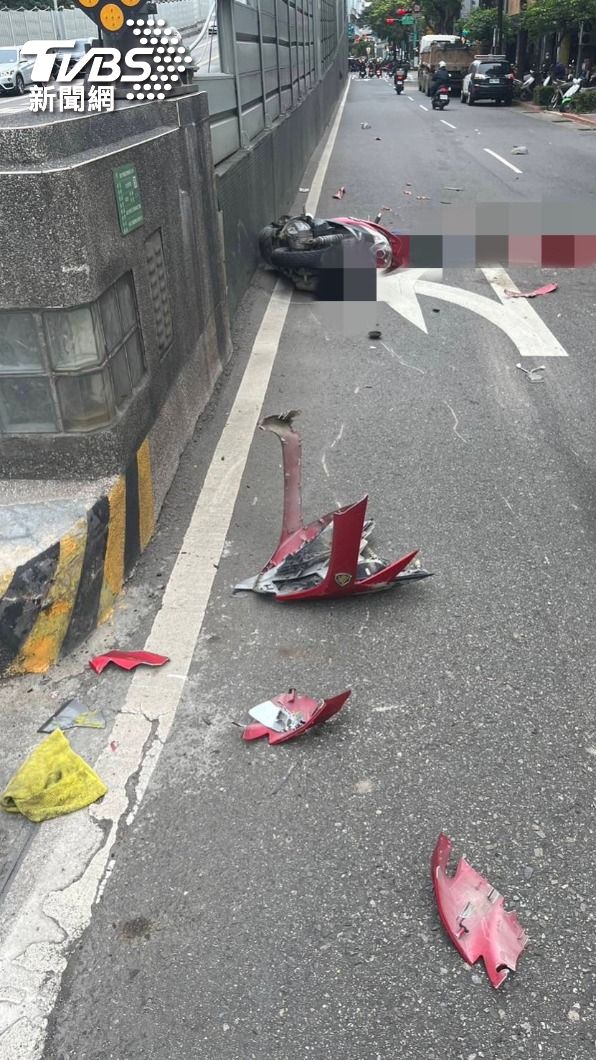 女騎士自撞摔車後,遭砂石車撞擊輾過當場死亡。(圖/TVBS)