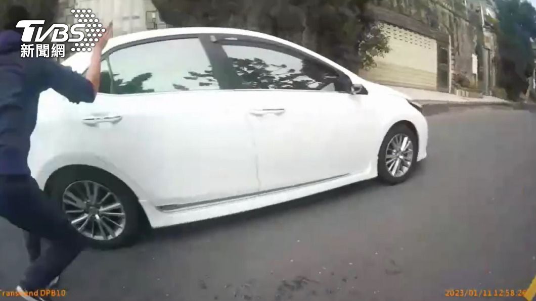 黃姓車手開車逃離現場。(圖/TVBS)
