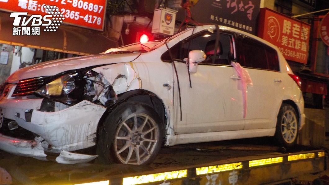 又是麻油雞 女駕駛圓環自撞「車滾兩圈翻肚」輕傷酒測卻超標
