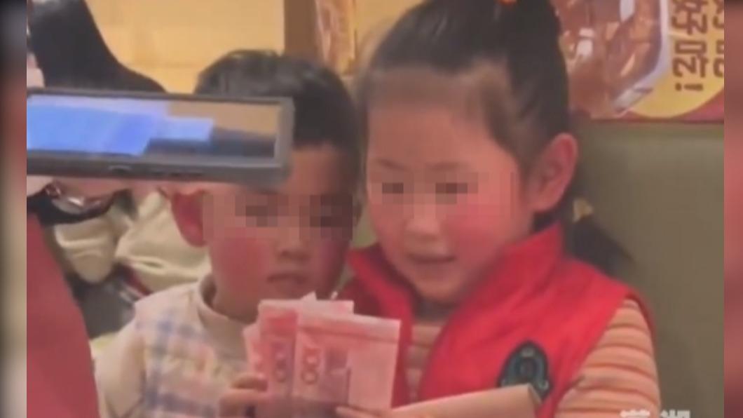 拿壓歲錢請爸媽吃飯!6歲萌娃見帳單看傻陷「人生抉擇」