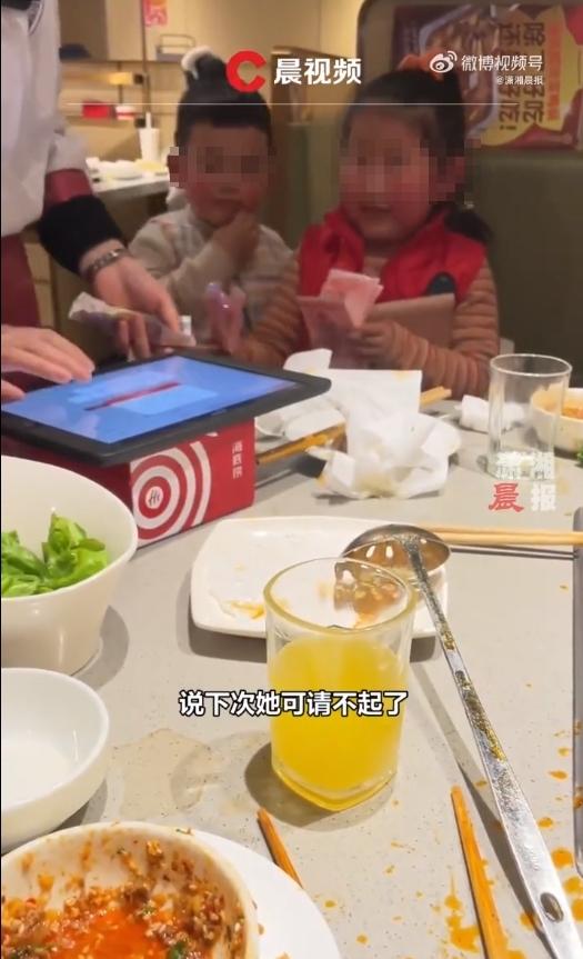 女童大方請家人吃飯卻被價錢驚呆。(圖/翻攝自《瀟湘晨報》微博)