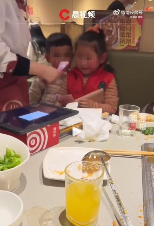女童結帳後仍依依不捨看著鈔票。(圖/翻攝自《瀟湘晨報》微博)