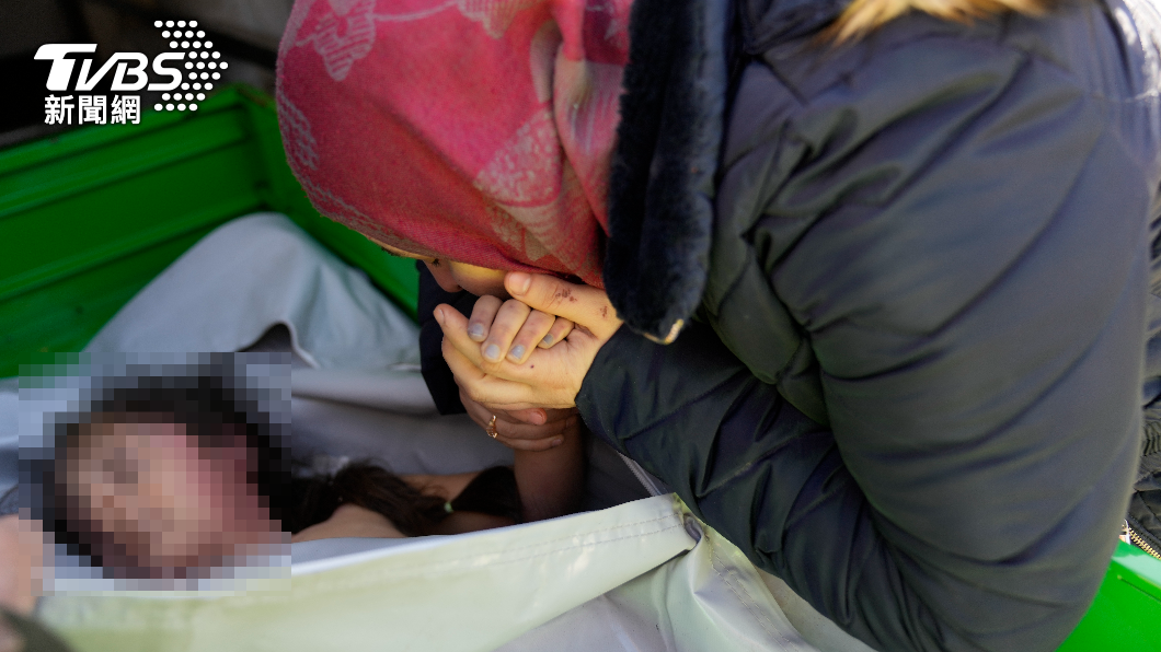 圖輯/土敘強震震碎上千家庭 母心痛親吻道別女兒