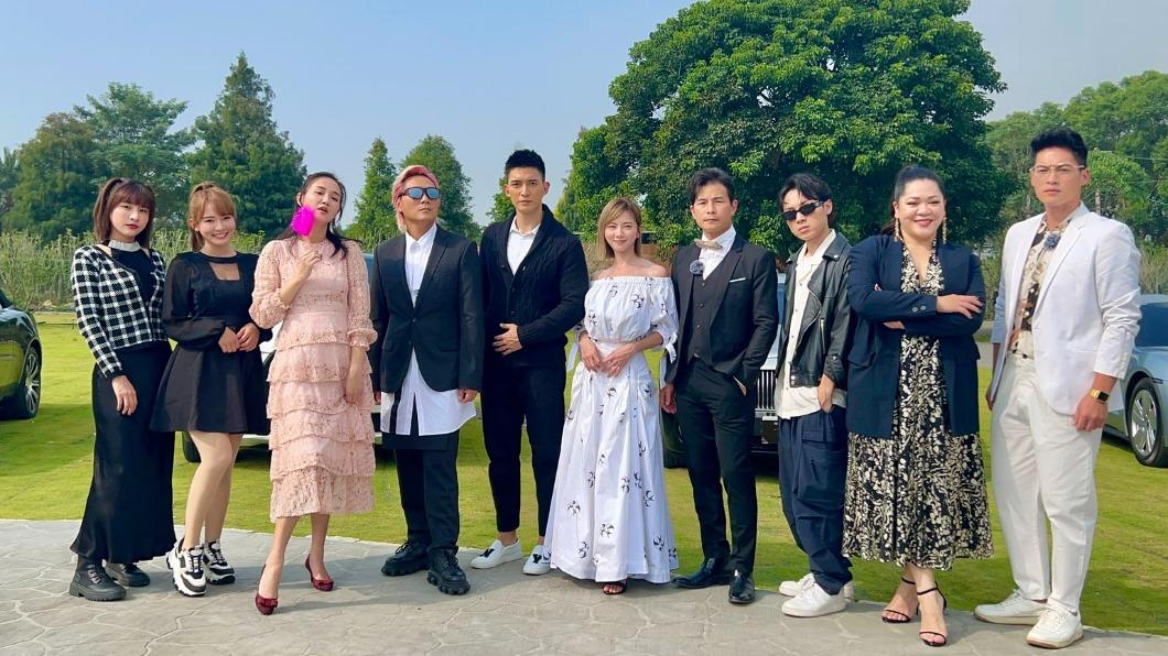 眾人皆穿著正式服裝登場。(圖/中視提供)