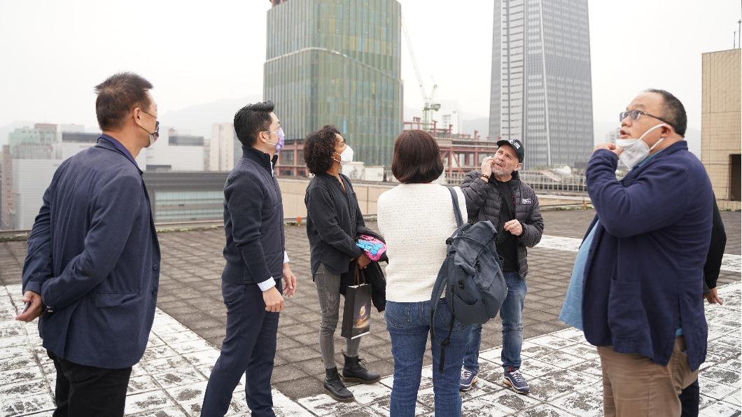 台北市長蔣萬安(左二)、文化局長蔡詩萍(左一),陪同監製維吉妮(左三)、導演奧立維爾米加頓(右二)、編劇喬治黃(右一)在市政府頂樓天台勘景。(圖/台北市電影委員會提供)