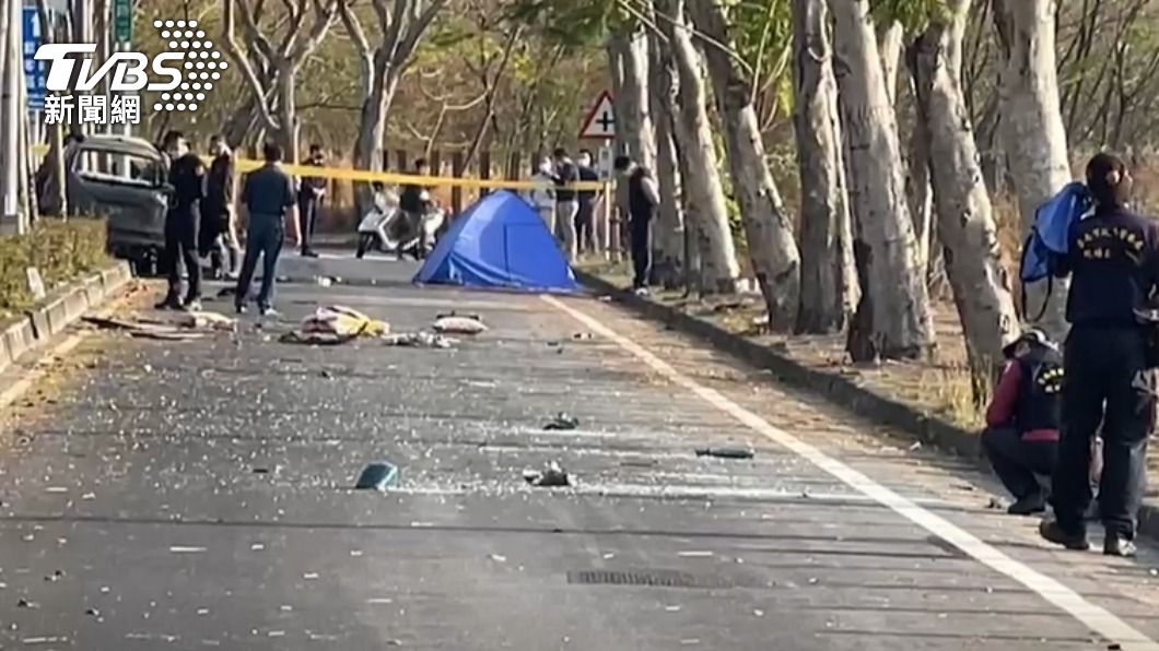 陳男爬出車外後慘死。（圖／TVBS）