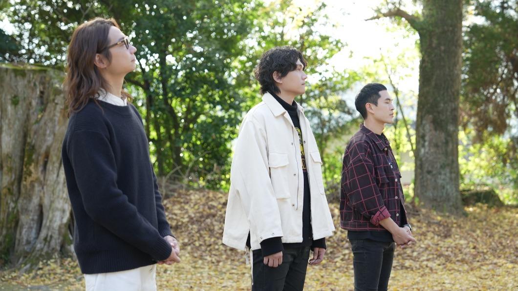 阿奎(右起)、小玉和方Q在神木旁吸收芬多精。(圖/相信音樂提供)