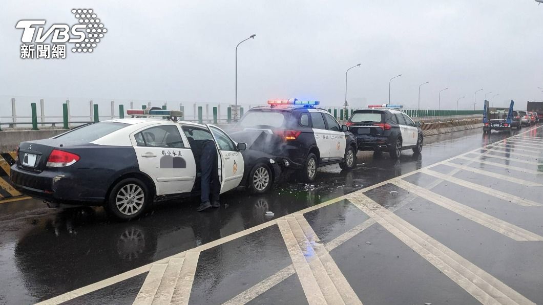 天雨路滑釀禍!淡水3警車連環追撞 5警員輕傷
