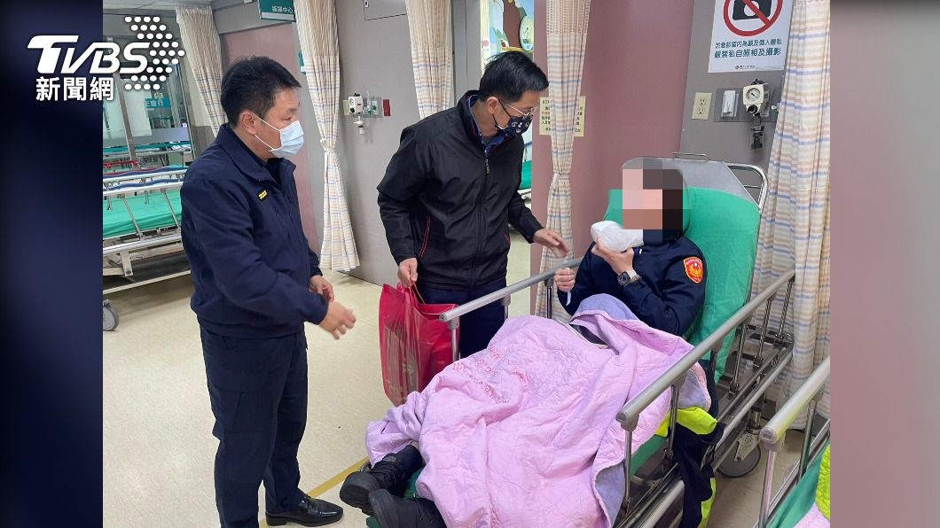 淡水分局長陳保緒(中)慰問受傷員警。(圖/TVBS)