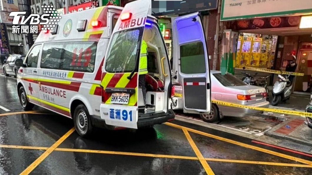 女通緝犯疑逃跑時失足墜樓,警消到場搶救。(圖/TVBS)