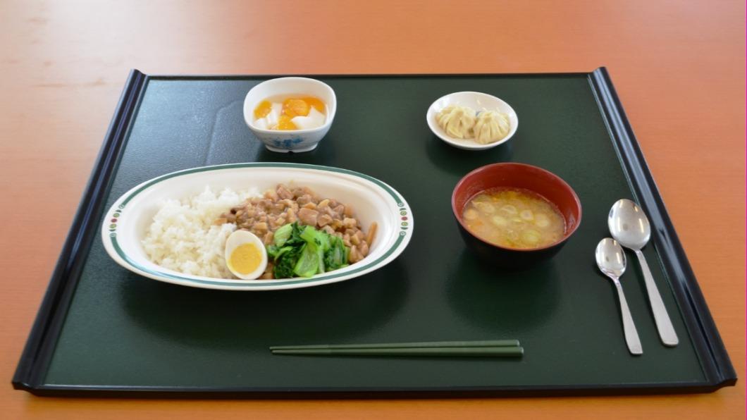 餐盤上可以看到滷肉飯、小籠包、酸辣湯及杏仁豆腐。(圖/翻攝自@Jgsdf_Nerima Twitter)