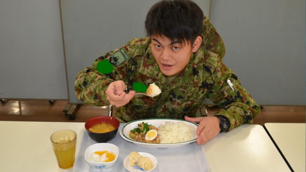 日本陸上自衛隊隊員吃著食堂研發的滷肉飯。(圖/翻攝自@Jgsdf_Nerima Twitter)
