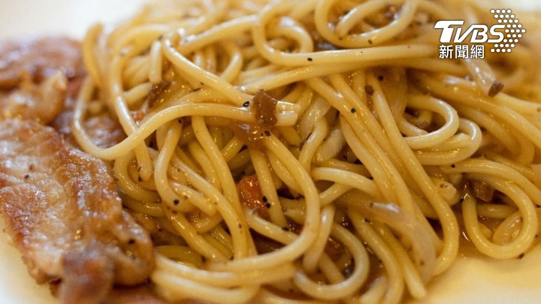 鐵板麵+肉95元!他怒「早餐是在貴幾點」 網:要檢討自己