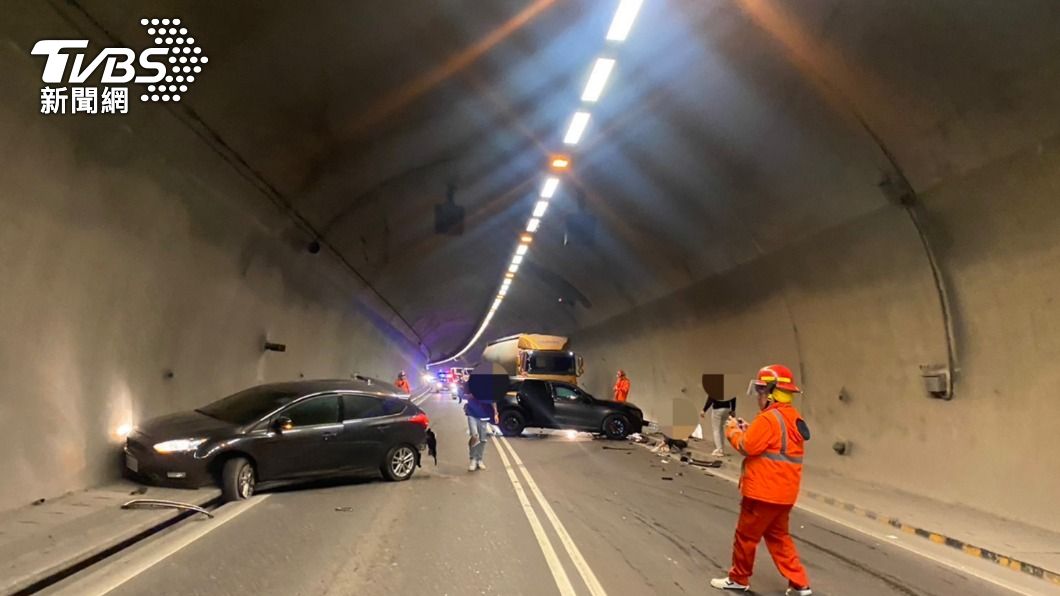 台64線休旅車爆胎釀追撞 警到場意外查獲他酒駕