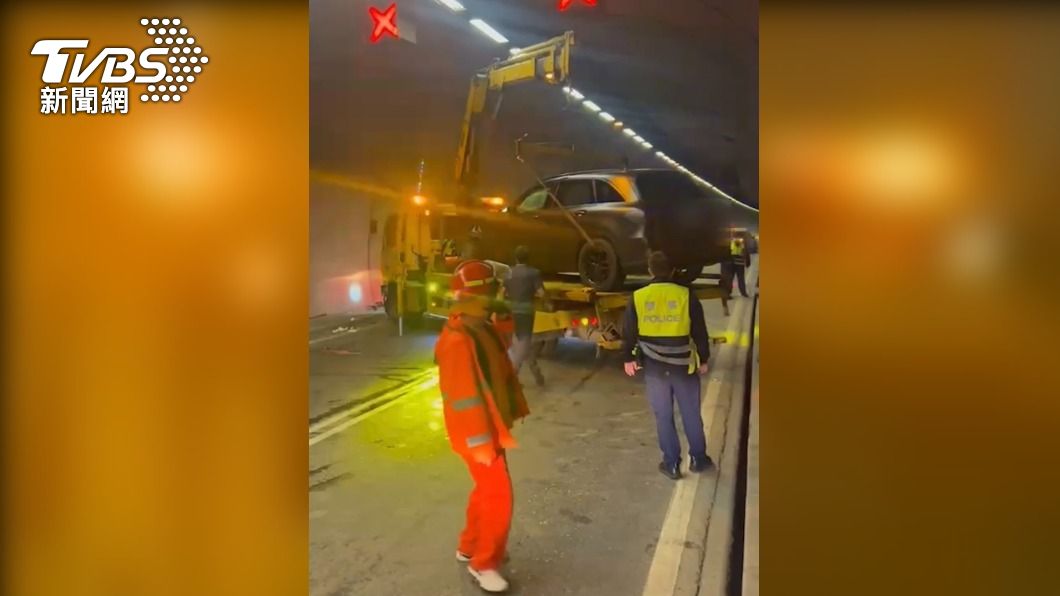 爆胎又遭追撞的休旅車。(圖/TVBS)