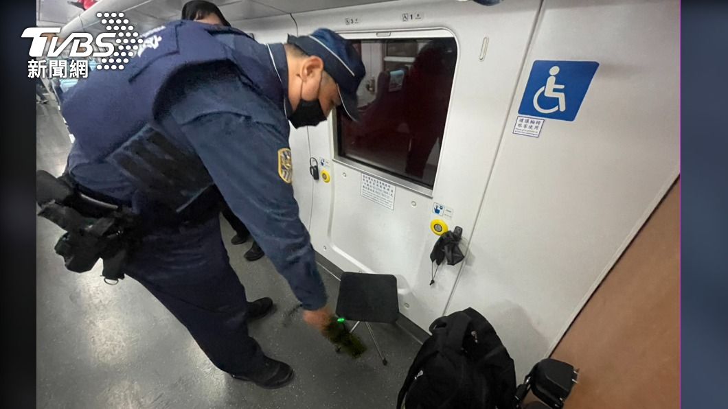 警方大動作巡視車廂，檢查有無可疑物品。（圖／TVBS）