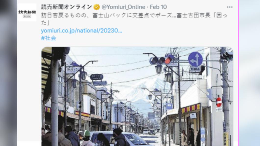 遊客在馬路逗留拍照,當地市長也表示困擾。(圖/翻攝自推特)