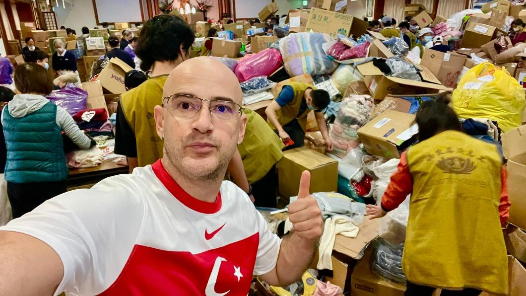 捐贈活動現場湧入超多愛心物資。（圖／翻攝自吳鳳臉書）