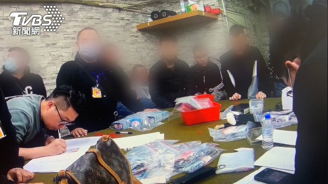 警方查扣60萬現金賭資。(圖/TVBS)