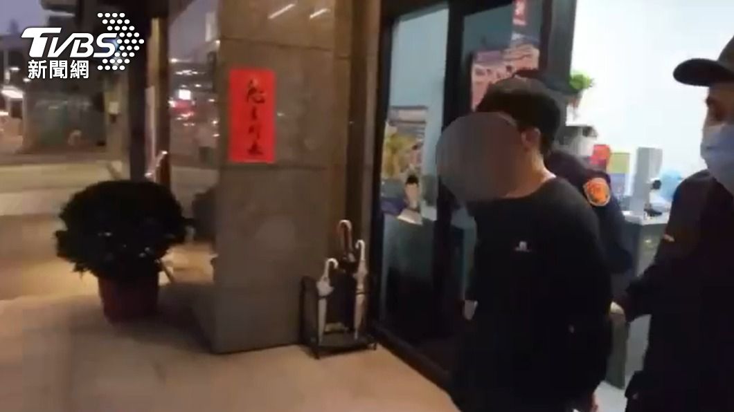 警方訊後依強盜罪嫌將康男移送法辦。(圖/TVBS)