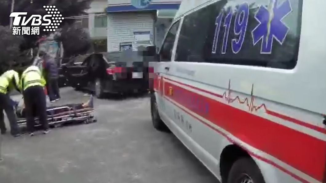 警消人員到場將廖男送醫。(圖/TVBS)