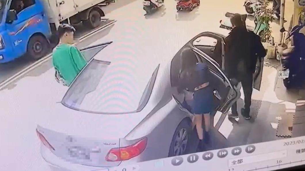 沒公德心!短裙辣妹「車上飲料杯丟馬路」 店家來也不甩