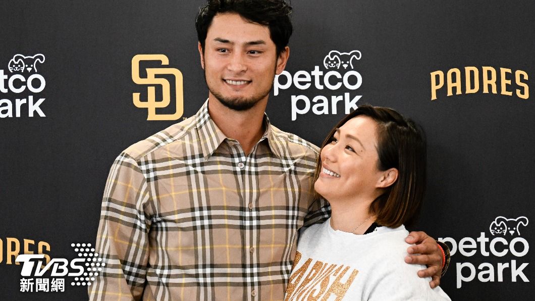 日籍投手達比修有（左）與妻子山本聖子出席記者會。（圖／達志影像美聯社）
