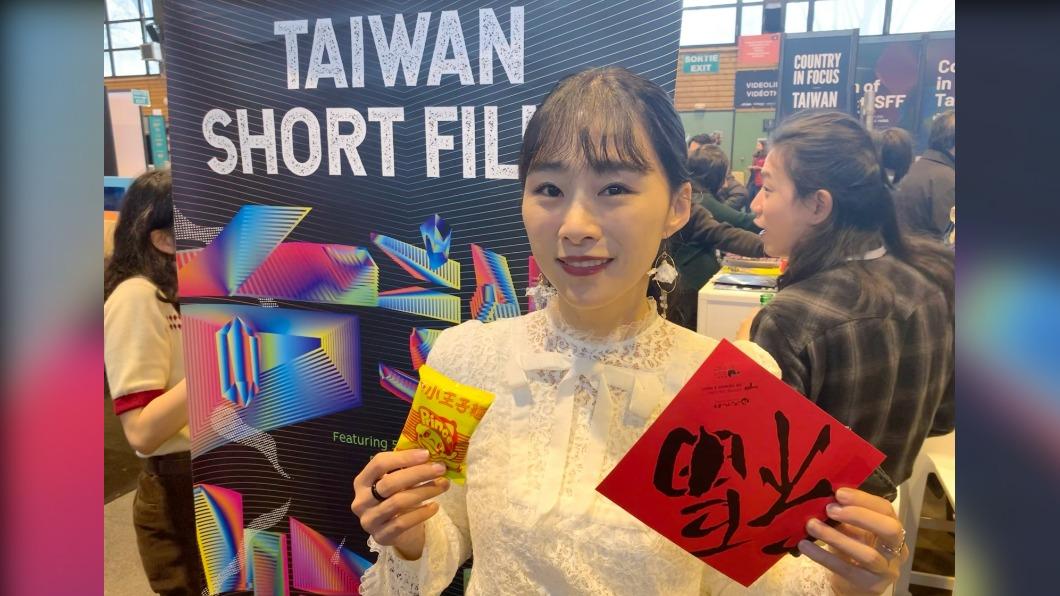 吳可熙告訴當地外國人「福」要倒著貼才會「福到」,讓外國人相當驚奇。(圖/CAA提供)