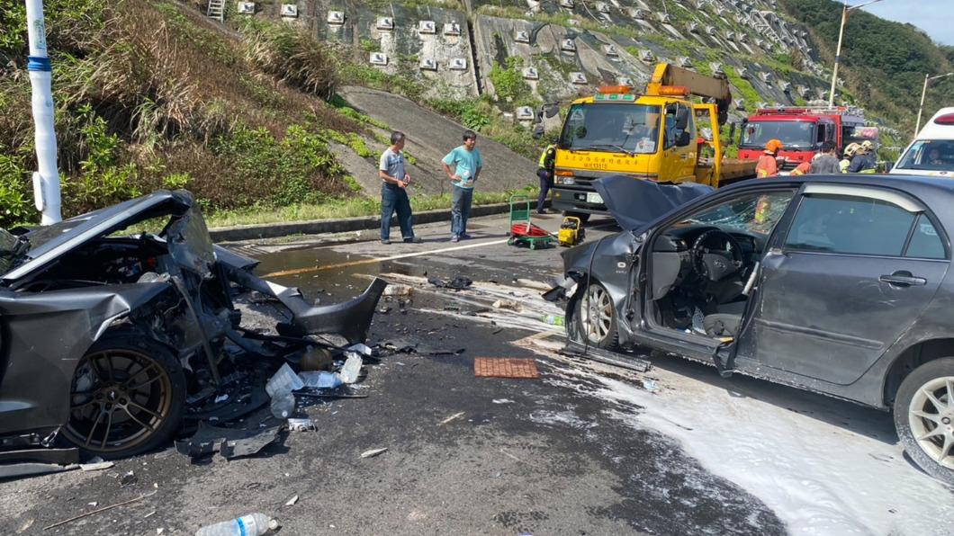 被撞的銀灰色轎車駕駛受困車內,經過搶救後還是宣告不治 (圖/基隆市消防局提供)