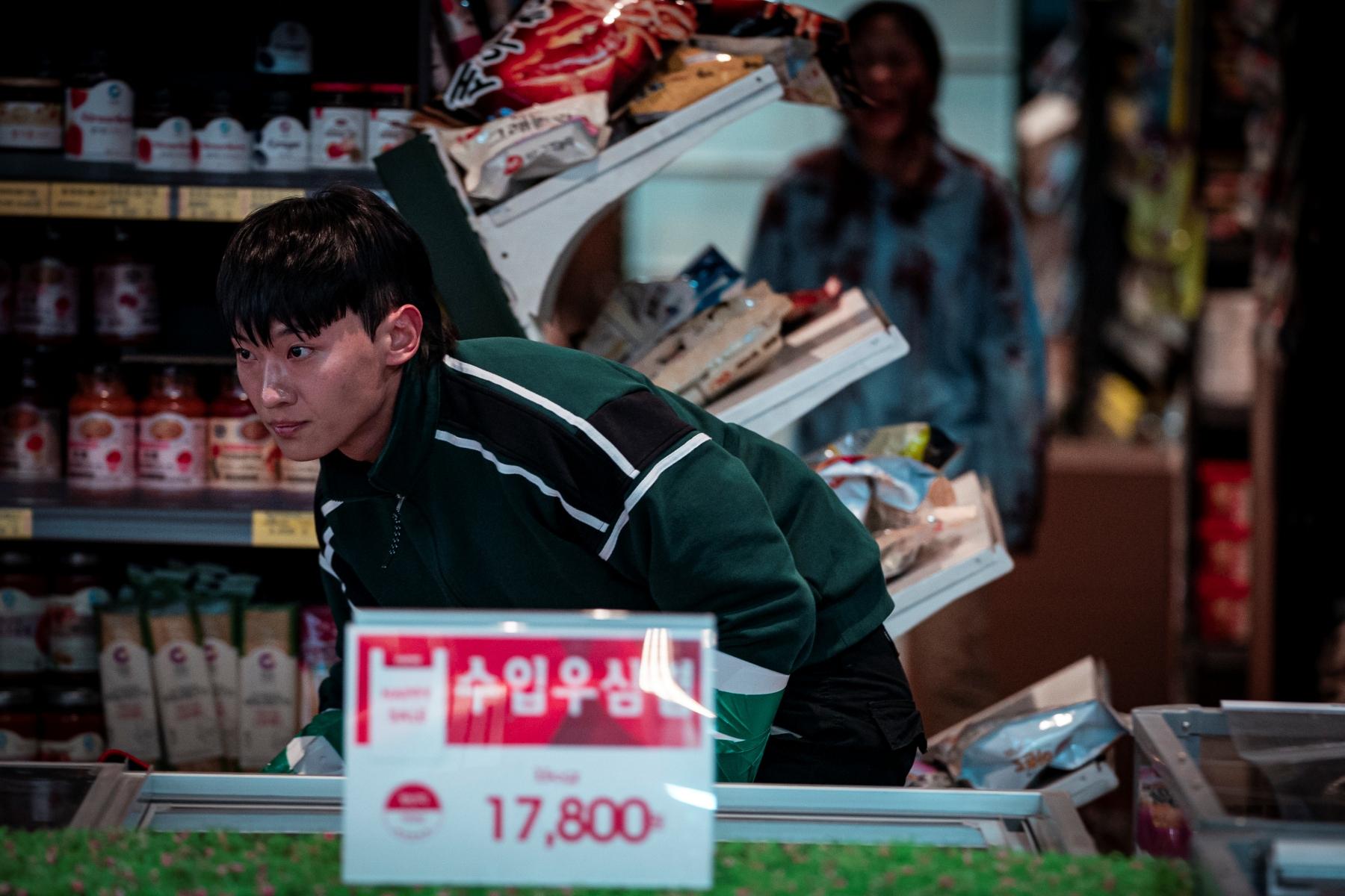 《喪屍宇宙》要逃命也要選擇是否拯救遭感染的夥伴。(圖/Netflix提供)