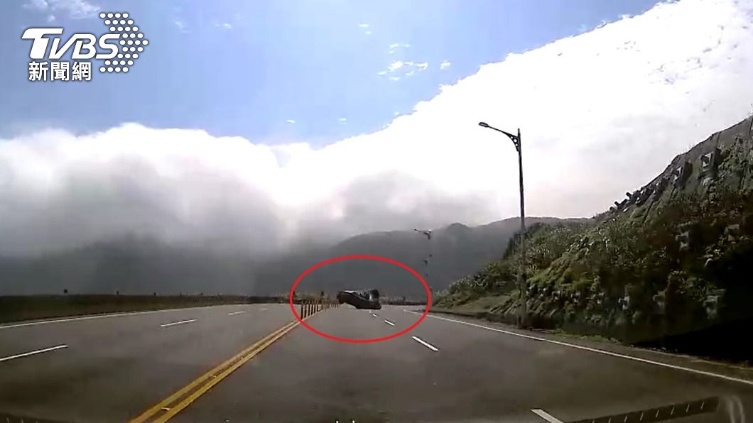 後方車輛拍下兩車對撞瞬間。(圖/TVBS)