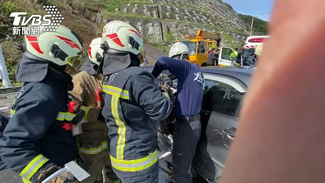 警消人員破壞車體搶救受困駕駛。(圖/TVBS)